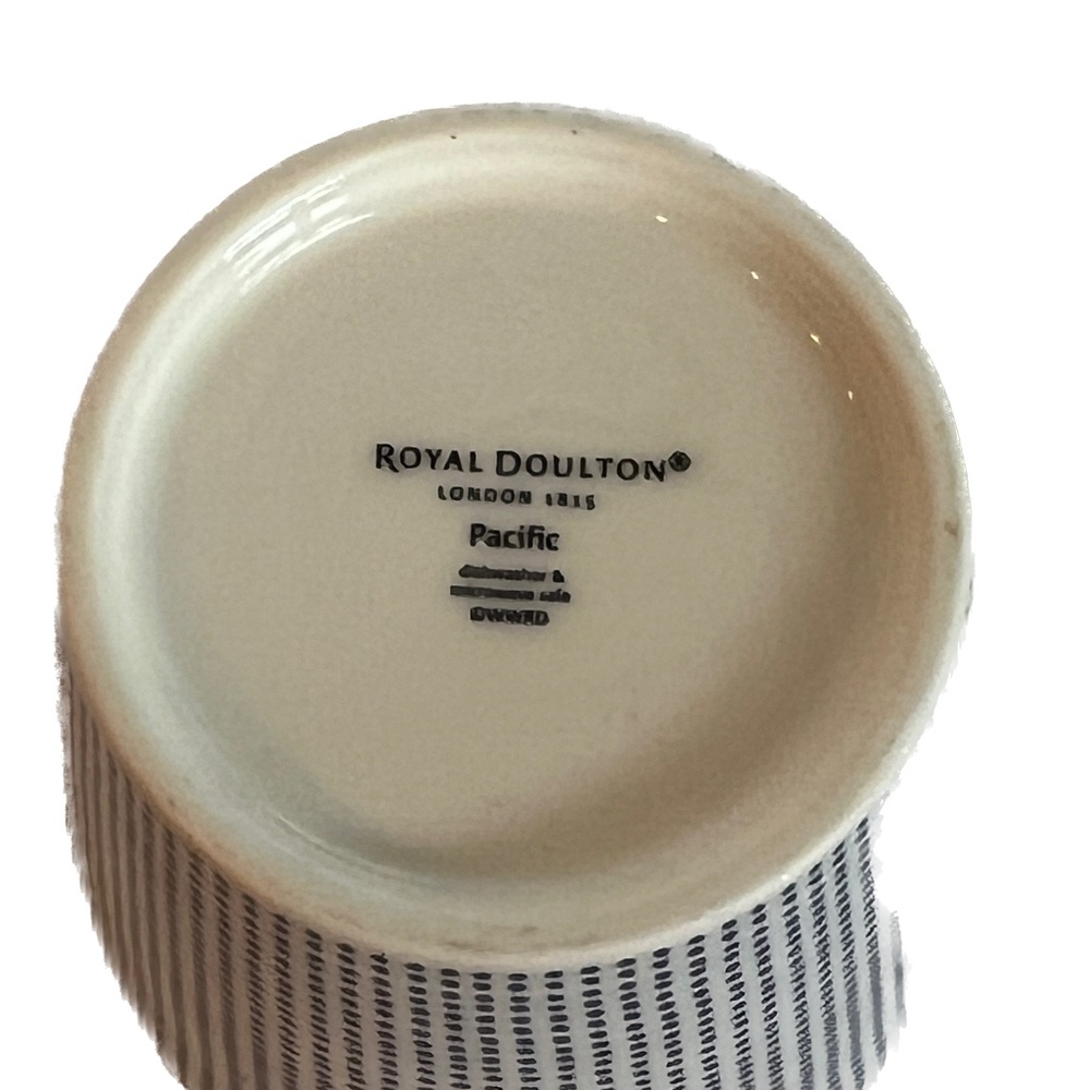 Royal Doulton Pacific Mug Cup White & Blue Dots Holds 12 oz Porcelain - Picture 6 of 7
